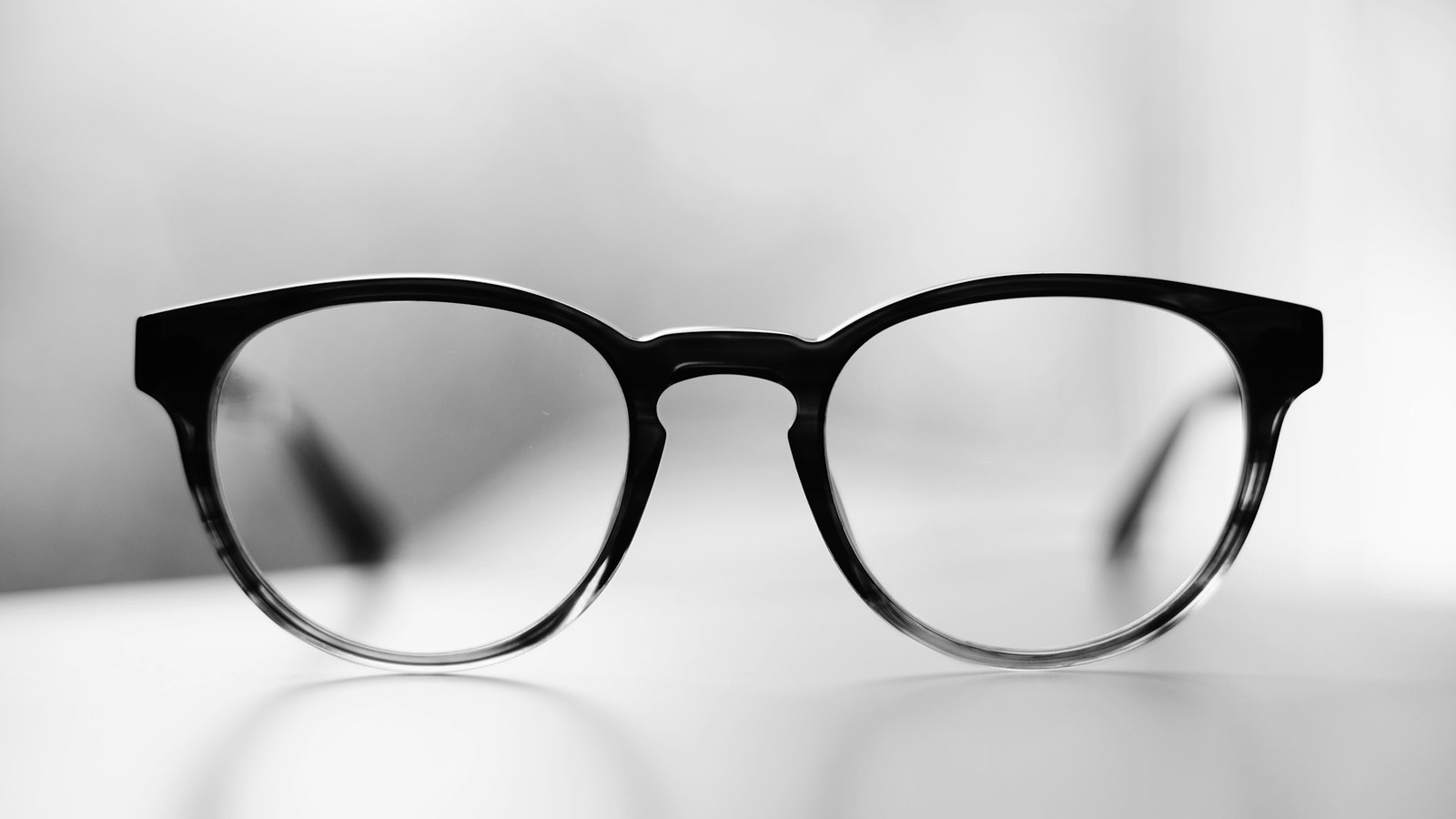 Een bril met een zwart montuur; niet de Qwen Glasses N1 zelf (archiefbeeld)