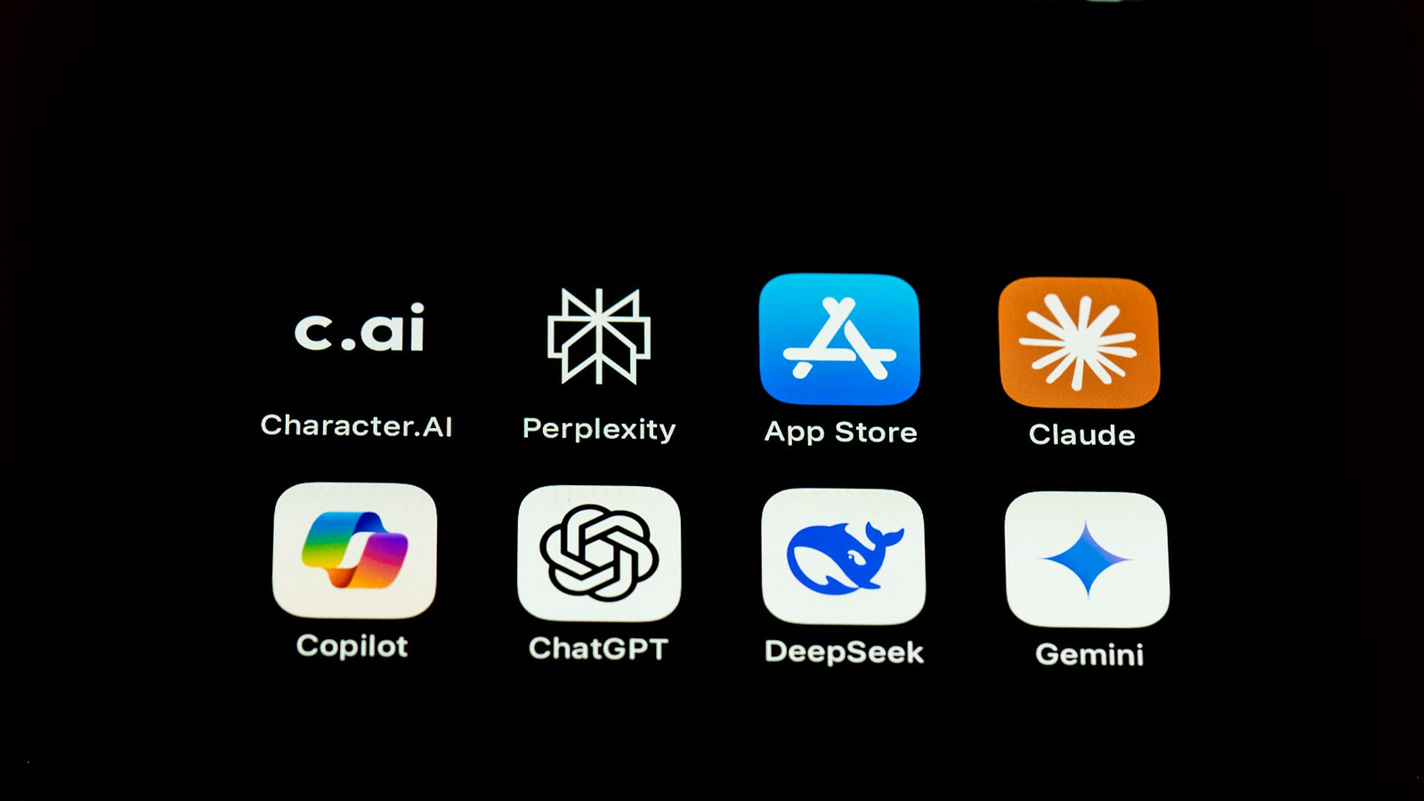 De DeepSeek-app tussen andere AI-apps op een telefoon (archiefbeeld)