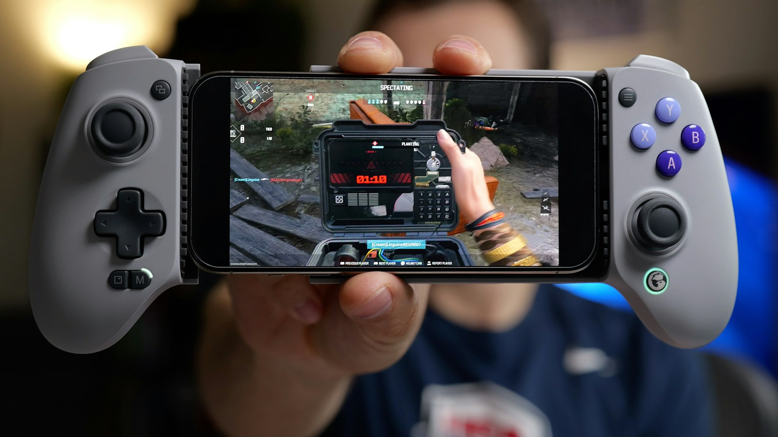 Gamen op een telefoon met controller; niet de Honor Win Pad zelf (archiefbeeld)
