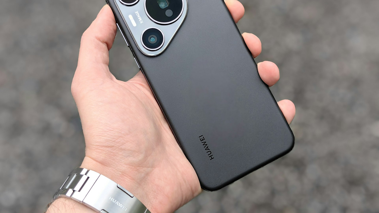 Een smartphone in de hand; geen toestel met HarmonyOS (archiefbeeld)