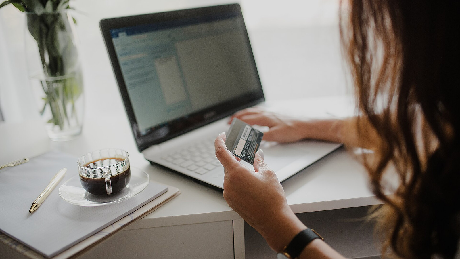 Online winkelen met een bankpas (archiefbeeld)