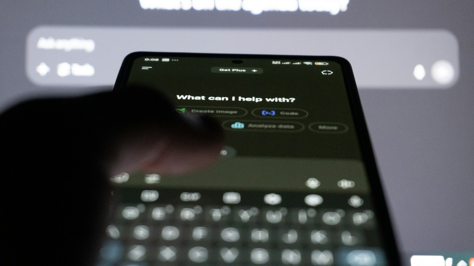 Een AI-chatbot op een smartphone; niet de STEPX Neo zelf (archiefbeeld)