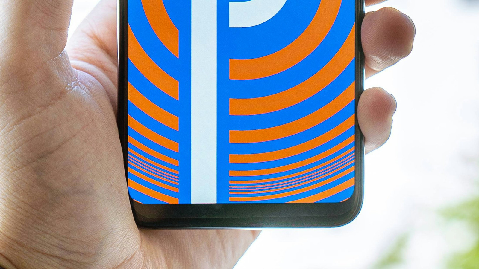 Een smartphone op tafel (archiefbeeld)