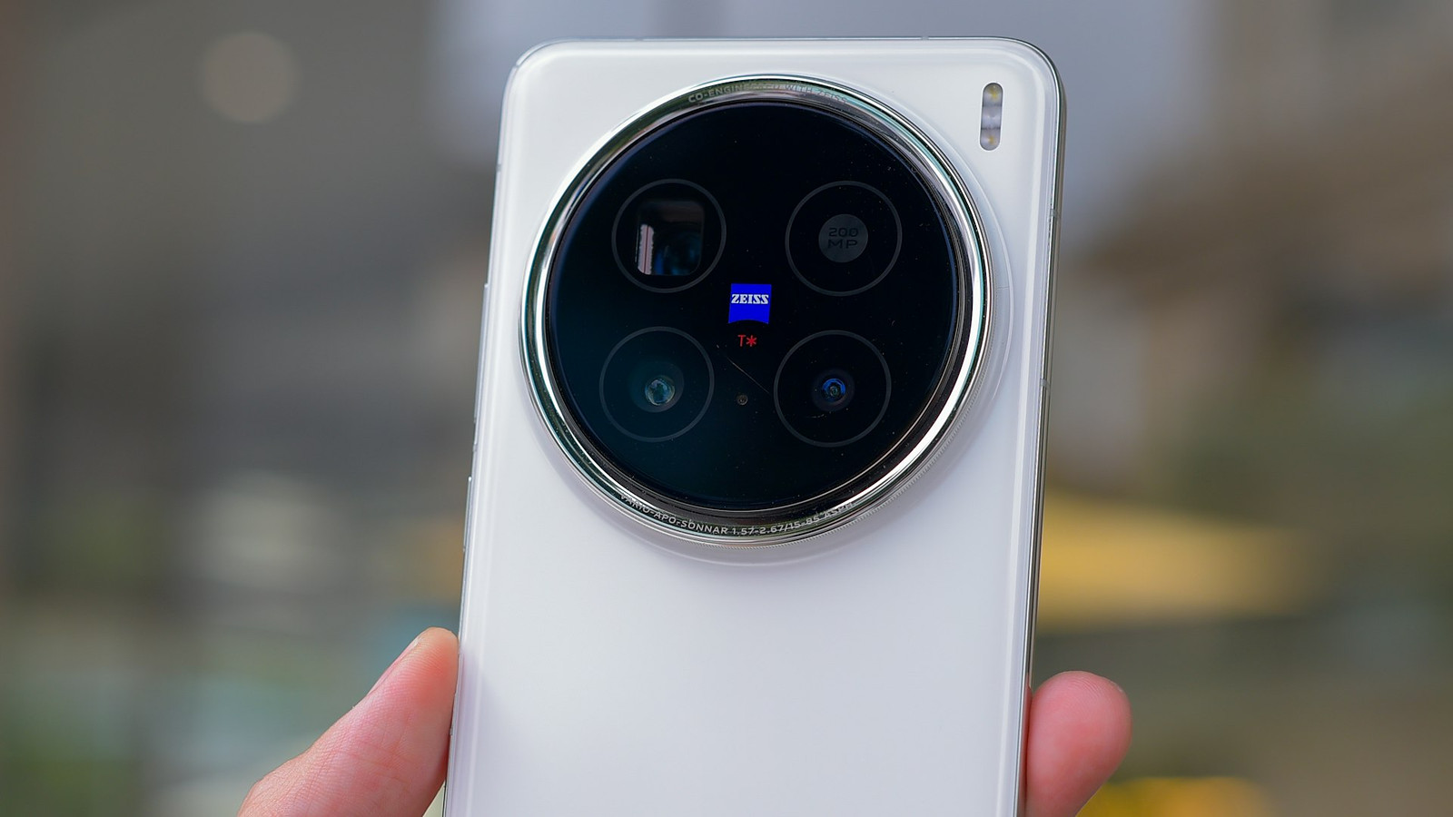 Een Vivo-smartphone met grote cameramodule (archiefbeeld)