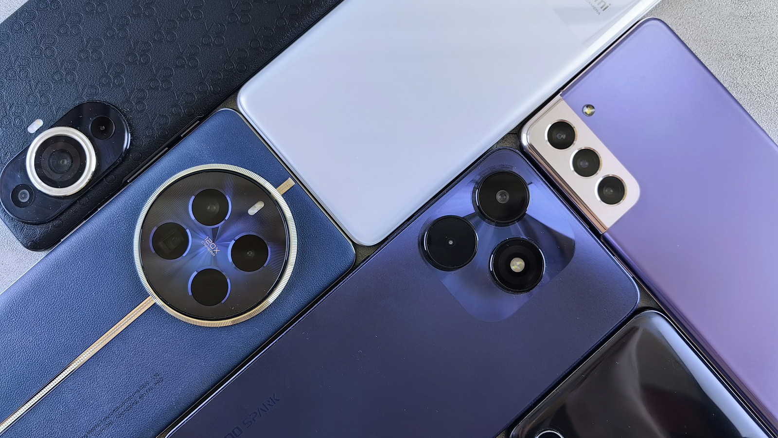 Smartphones van verschillende merken naast elkaar (archiefbeeld)